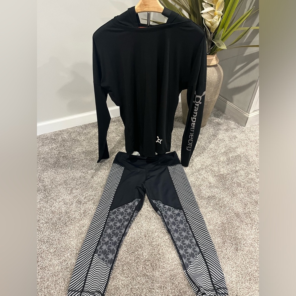 Orangetheory 2 pc set. Leggings and lightweight hoodie. Size L